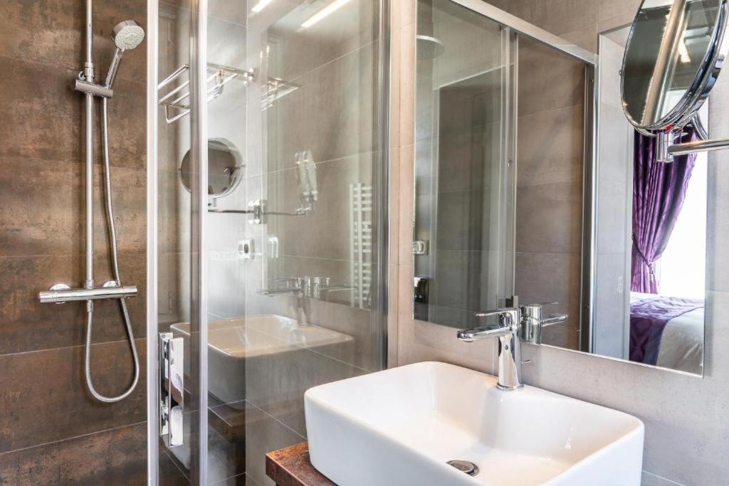 Brit Hotel Privilege Lisieux - La Villa Des Arts Εξωτερικό φωτογραφία